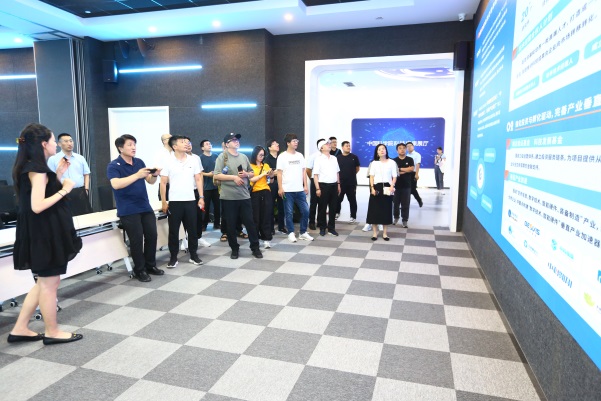 中科人才组织处所沉点企业到新宝GG工厂调查