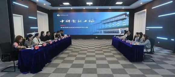 西三旗街路党工委书记刘建民、处事处主任李雪华一行到新宝GG工厂调查调研