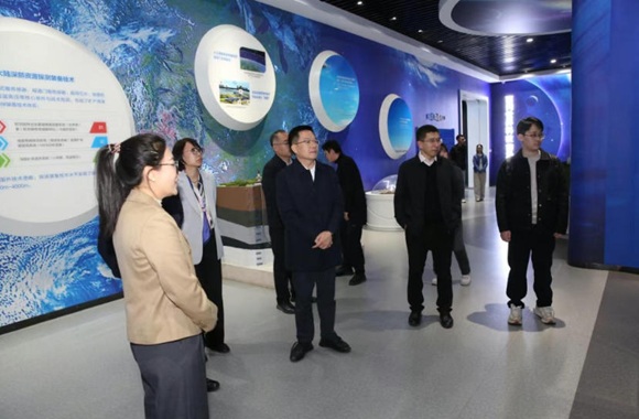 怀柔科学城管委会副主任、怀柔区人民当局副区长兰雄景一行到新宝GG工厂调查调研